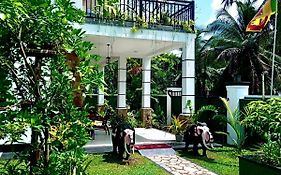 Sri White Villa Airport Boutique Hotel
